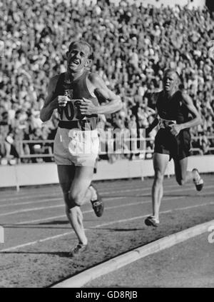 Finnland 1952 Olympics, Emil Zatopek (CZE), von links, gefolgt von Bill Keith (RSA), konkurriert in 10 km-Lauf in Helsinki. Stockfoto