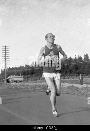 Finnland 1952 Olympics, Emil Zatopek, vierfacher Olympiasieger 35 km Marathonlauf mit Nummer 903 in Helsinki zu gewinnen. Stockfoto