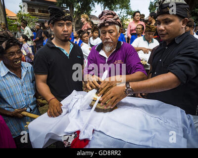 Ubud, Bali, Indonesien. 13. Juli 2016. Die verbrannten Knochen von einem Mitglied der Gemeinschaft sind nach seiner Einäscherung gewickelt. Menschen vor Ort in Ubud die Überreste von Familienmitgliedern exhumiert und verbrannt ihre Überreste in einer Masse Einäscherung Zeremonie Mittwoch. Fast 100 Menschen werden verbrannt und in die größte Masse Einäscherung in Bali in Jahren bestattet. Die meisten Menschen auf Bali sind Hindus. Traditionelle Feuerbestattungen in Bali sind sehr teuer, so dass die Gemeinden in der Regel eine Masse Einäscherung etwa alle fünf Jahre halten. Bildnachweis: ZUMA Press, Inc./Alamy Live-Nachrichten Stockfoto