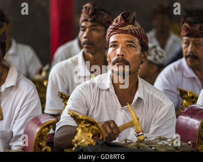 Ubud, Bali, Indonesien. 13. Juli 2016. Eine Gamelan-Orchester führt während der Masse Feuerbestattung in Ubud. Menschen vor Ort in Ubud die Überreste von Familienmitgliedern exhumiert und verbrannt ihre Überreste in einer Masse Einäscherung Zeremonie Mittwoch. Fast 100 Menschen werden verbrannt und in die größte Masse Einäscherung in Bali in Jahren diese Woche bestattet. Die meisten Menschen auf Bali sind Hindus. Traditionelle Feuerbestattungen in Bali sind sehr teuer, so dass die Gemeinden in der Regel eine Masse Einäscherung etwa alle fünf Jahre halten. Bildnachweis: ZUMA Press, Inc./Alamy Live-Nachrichten Stockfoto