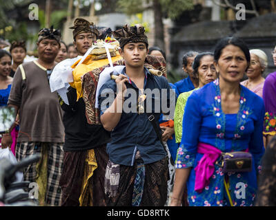 Ubud, Bali, Indonesien. 13. Juli 2016. Ein Zug für eine Ubud Person während der Masse Einäscherung Mittwoch eingeäschert. Menschen vor Ort in Ubud die Überreste von Familienmitgliedern exhumiert und verbrannt ihre Überreste in einer Masse Einäscherung Zeremonie Mittwoch. Fast 100 Menschen werden verbrannt und in die größte Masse Einäscherung in Bali in Jahren diese Woche bestattet. Die meisten Menschen auf Bali sind Hindus. Traditionelle Feuerbestattungen in Bali sind sehr teuer, so dass die Gemeinden in der Regel eine Masse Einäscherung etwa alle fünf Jahre halten. Bildnachweis: ZUMA Press, Inc./Alamy Live-Nachrichten Stockfoto