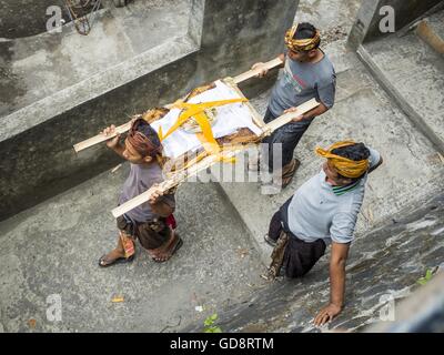 Ubud, Bali, Indonesien. 13. Juli 2016. Ein Zug für eine Ubud Person während der Masse Einäscherung Mittwoch eingeäschert. Menschen vor Ort in Ubud die Überreste von Familienmitgliedern exhumiert und verbrannt ihre Überreste in einer Masse Einäscherung Zeremonie Mittwoch. Fast 100 Menschen werden verbrannt und in die größte Masse Einäscherung in Bali in Jahren diese Woche bestattet. Die meisten Menschen auf Bali sind Hindus. Traditionelle Feuerbestattungen in Bali sind sehr teuer, so dass die Gemeinden in der Regel eine Masse Einäscherung etwa alle fünf Jahre halten. Bildnachweis: ZUMA Press, Inc./Alamy Live-Nachrichten Stockfoto