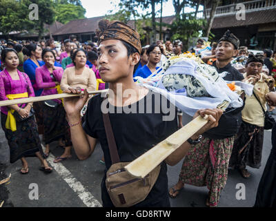 Ubud, Bali, Indonesien. 13. Juli 2016. Ein Zug für eine Ubud Person während der Masse Einäscherung Mittwoch eingeäschert. Menschen vor Ort in Ubud die Überreste von Familienmitgliedern exhumiert und verbrannt ihre Überreste in einer Masse Einäscherung Zeremonie Mittwoch. Fast 100 Menschen werden verbrannt und in die größte Masse Einäscherung in Bali in Jahren diese Woche bestattet. Die meisten Menschen auf Bali sind Hindus. Traditionelle Feuerbestattungen in Bali sind sehr teuer, so dass die Gemeinden in der Regel eine Masse Einäscherung etwa alle fünf Jahre halten. Bildnachweis: ZUMA Press, Inc./Alamy Live-Nachrichten Stockfoto