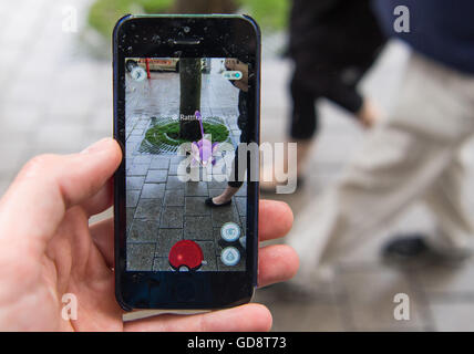 Hamburg, Deutschland. 13. Juli 2016. ILLUSTRATION - ist eine Smartphone mit der app "Pokemon Go" in Hamburg, Germany, 13. Juli 2016 aufgehalten. Das Spiel erschien in Deutschland am selben Tag. Foto: LUKAS SCHULZE/Dpa/Alamy Live News Stockfoto