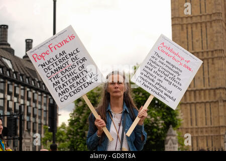 London, UK. 13. Juli 2016. Anti - festhalten, Trident Demonstranten in Parliament Square empor Banner mit den Religionsführern anti-nuclear Zitate. Bildnachweis: Claire Doherty/Alamy Live News Stockfoto