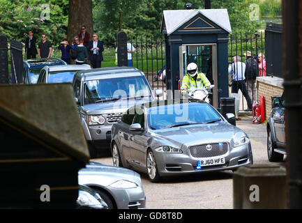 London, UK. 13. Juli 2016. David Cameron zurück, Nummer 10 Downing Street nach seiner letzten Premierminister Fragen als Premierminister. Laufe des Tages kann Theresa als der neue Premierminister nach einem Treffen mit HM Königin Elizabeth II. im Buckingham Palace installiert wird. Theresa Mai wird die zweite Frau in Großbritannien Premierminister, Margaret Thatcher war der erste. Bildnachweis: Paul Marriott/Alamy Live-Nachrichten Stockfoto