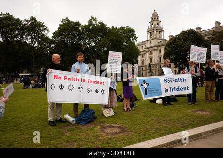 London, UK. 13. Juli 2016. Anti - festhalten, Trident Demonstranten in Parliament Square empor Banner mit den Religionsführern anti-nuclear Zitate. Bildnachweis: Claire Doherty/Alamy Live News Stockfoto