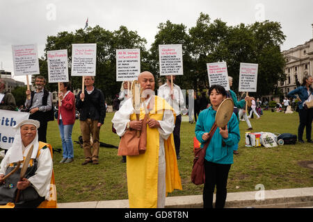 London, UK. 13. Juli 2016. Anti - festhalten, Trident Demonstranten in Parliament Square empor Banner mit den Religionsführern anti-nuclear Zitate. Bildnachweis: Claire Doherty/Alamy Live News Stockfoto