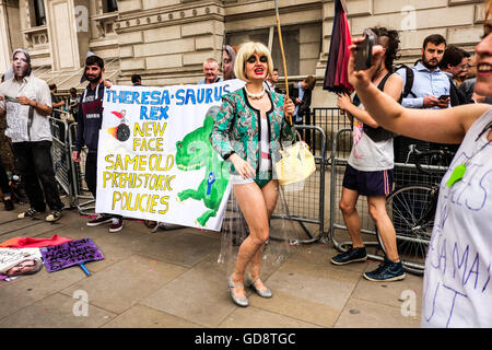 London, UK. 13. Juli 2016. Demonstranten vor den Toren der Downing Street fordern eine Parlamentswahl vor Theresa Mays Ernennung zum Great Britains neuer Premierminister.  Bildnachweis: Claire Doherty/Alamy Live News Stockfoto
