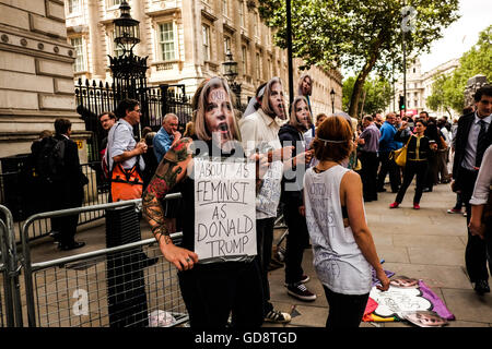 London, UK. 13. Juli 2016. Demonstranten vor den Toren der Downing Street fordern eine Parlamentswahl vor Theresa Mays Ernennung zum Great Britains neuer Premierminister.  Bildnachweis: Claire Doherty/Alamy Live News Stockfoto