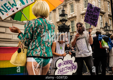 London, UK. 13. Juli 2016. Demonstranten vor den Toren der Downing Street fordern eine Parlamentswahl vor Theresa Mays Ernennung zum Great Britains neuer Premierminister.  Bildnachweis: Claire Doherty/Alamy Live News Stockfoto