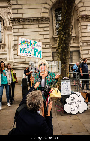 London, UK. 13. Juli 2016. Demonstranten vor den Toren der Downing Street fordern eine Parlamentswahl vor Theresa Mays Ernennung zum Great Britains neuer Premierminister.  Bildnachweis: Claire Doherty/Alamy Live News Stockfoto