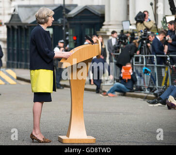 London England.  13. Juli 2016 ehemaliger Innenminister offiziell tritt sein Amt als Premierminister nach einer Audienz bei der Königin. Mai ersetzt David Cameron in der Downing Street, der zurückgetreten ist im Zuge der britischen Entscheidung der Europäischen Union am 23.Juni Referendum zu verlassen.  Bildnachweis: Michael Tubi/Alamy Live-Nachrichten Stockfoto