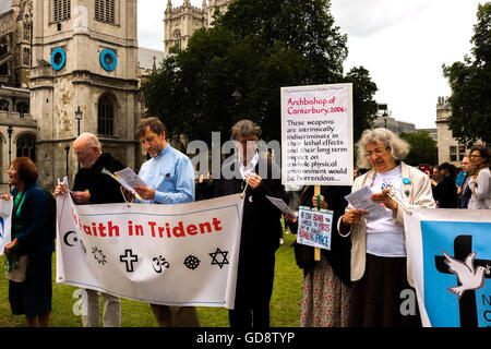 London, UK. 13. Juli 2016. Anti - festhalten, Trident Demonstranten in Parliament Square empor Banner mit den Religionsführern anti-nuclear Zitate.  Bildnachweis: Claire Doherty/Alamy Live News Stockfoto