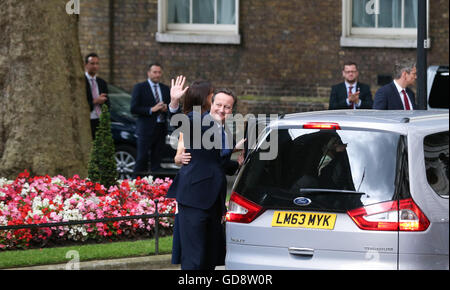 London, UK. 13. Juli 2016. Britische abgehende Premierminister David Cameron "Wellenlinien" als er 10 Downing Street in London, England am 13. Juli 2016 geht. Cameron Abschied von 10 Downing Street und fuhren zum Buckingham Palace, Queen Elizabeth II am Mittwochnachmittag seinen Rücktritt anzubieten. Bildnachweis: Han Yan/Xinhua/Alamy Live-Nachrichten Stockfoto