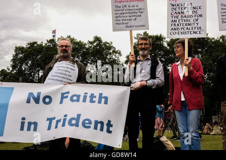 London, UK. 13. Juli 2016. Anti - festhalten, Trident Demonstranten in Parliament Square empor Banner mit den Religionsführern anti-nuclear Zitate.  Bildnachweis: Claire Doherty/Alamy Live News Stockfoto