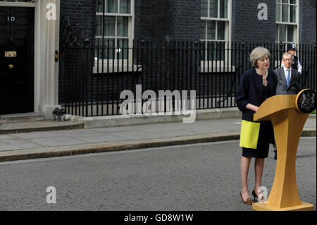 London, UK.  13. Juli 2016.  Theresa May, begleitet von ihrem Ehemann kommt in der Downing Street, zum ersten Mal als der neue Führer der konservativen Partei und Großbritanniens neuer Premierminister.  Bildnachweis: Stephen Chung / Alamy Live News Stockfoto