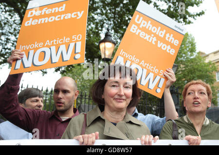 London, UK. 13. Juli 2016. Brexit-Anhänger, s protestieren Seite Downing Street fordert die Regierung und Theresa Mai nicht zur Verzögerung bei der Berufung auf Art. 50, Einleitung Großbritannien Austritt aus der Europäischen Union. Bildnachweis: Thabo Jaiyesimi/Alamy Live-Nachrichten Stockfoto