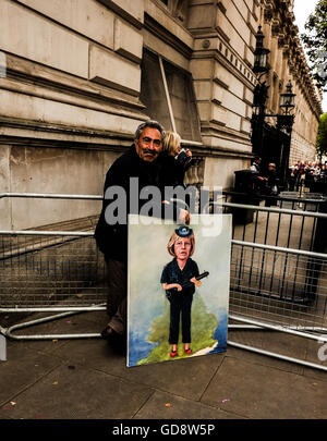 London, UK. 13. Juli 2016. Polit-Satire-Künstler Kaya Mar vor den Toren der Downing Street mit einem Porträt von Theresa Mays am Tag, die, den Sie als Großbritanniens neuer Premierminister ernannt wird. Das Porträt macht lustig bei Frau Mays harte Haltung der Polizei.  Bildnachweis: Claire Doherty/Alamy Live News Stockfoto