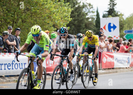 13. Juli 2016. Montpellier, FR. Domestique Fahrer aus Tinkoff und Sky Team zu arbeiten, um Peter Sagan (Tinoff) starten und Chris Froome (Team Sky) Vorsprung auf das Hauptfeld auf den letzten Kilometern von der Bühne. Bildnachweis: John Kavouris/Alamy Live-Nachrichten Stockfoto