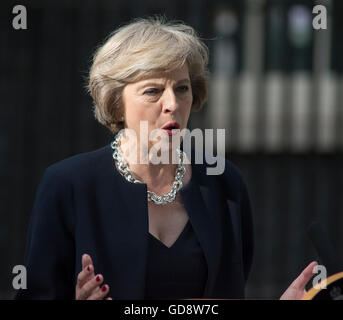 Downing Street, London, UK. 13. Juli 2016. Premierminister Theresa May gibt ihrer ersten Rede als PM nach der Ankunft in der Downing Street vom Buckingham Palace entfernt. Bildnachweis: Malcolm Park Leitartikel/Alamy Live-Nachrichten. Stockfoto