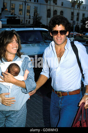 1. Januar 2011 - PAUL MICHAEL GLASER WIFE ELIZABETH und 6 Wochen alten ARIEL. © Roger Karnbad/ZUMA Draht/Alamy Live-Nachrichten Stockfoto