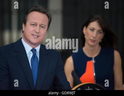 Downing Street, London, UK. 13. Juli 2016. Der ehemalige Premierminister David Cameron gibt seiner Abschiedsrede in der Downing Street, bevor er mit seiner Familie. Bildnachweis: Malcolm Park Leitartikel/Alamy Live-Nachrichten. Stockfoto