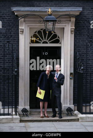 London, UK. 13. Juli 2016. Großbritanniens neuer Premierminister Theresa May(L) und ihr Ehemann posieren für Fotos vor 10 Downing Street in London, England am 13. Juli 2016. Großbritanniens neuer Premierminister Theresa May kam in der Downing Street am Mittwoch nach der Erlangung der Zustimmung von Königin Elizabeth II. Bildnachweis: Han Yan/Xinhua/Alamy Live-Nachrichten Stockfoto