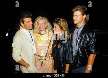 Patrick Swayze mit Ehefrau Lisa Niemi, Bruder Don Swayze und Frau Marcia Swayze 1987. 6. März 2008. PATRICKSWAYZERETRO © Roger Karnbad/ZUMA Draht/Alamy Live-Nachrichten Stockfoto