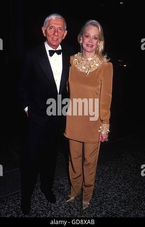 26. Juni 2006 - AARON SPELLING mit DANDY Rechtschreibung. SIDNEY SHELDON '' NOTHING LASTS FOREVER'' TATOU BUCHEN PARTY 28.09.1994. -© Roger Karnbad/ZUMA Draht/Alamy Live-Nachrichten Stockfoto