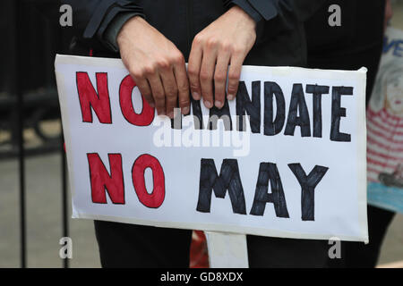 London UK. 13. Juli 2016 halten Demonstranten Plakate und Banner drausen, die die Tore der Downing Street auf die neue Prime Minster Theresa Mai anrufen, um eine allgemeine Wahl zu nennen, weil sie sagen sie möglichst kein Mandat... Bildnachweis: Thabo Jaiyesimi/Alamy Live-Nachrichten Stockfoto
