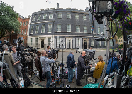 Downing Street, London, UK. 13. Juli 2016. Internationale Medien sammeln in der Downing Street erwartet der ehemalige Premierminister David Cameron in seiner Abschiedsrede vor der Abreise zu geben und neue PM Theresa May ankommen. Bildnachweis: Malcolm Park/Alamy Live-Nachrichten. Stockfoto