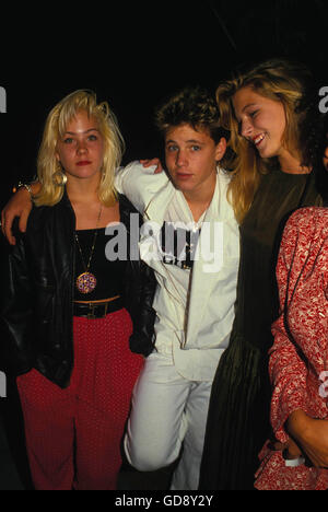 Corey Haim mit Christina Applegate und Lala 1987. 17. August 2007. -© Roger Karnbad/ZUMA Draht/Alamy Live-Nachrichten Stockfoto