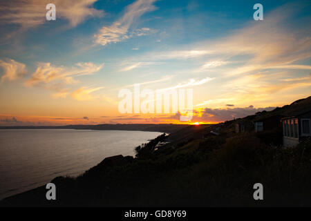 Whitsand Bay, Cornwall, UK Wetter - warme Sommer Abend über Whitsand Bay mit Zirruswolken und Sonnenuntergang Sonnenuntergang über tregonhawke Cliff Bereich Whitsand Bay, Cornwall, England, Großbritannien Stockfoto