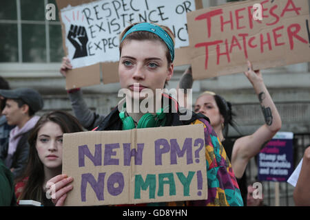 London UK. 13. Juli 2016 können Demonstranten Plakate und Banner Seite nennen die Tore der Downing Street auf die neue Prime Minster Theresa hielt eine allgemeine Wahl zu nennen, weil sie sagen, sie ist kein Mandat... Stockfoto