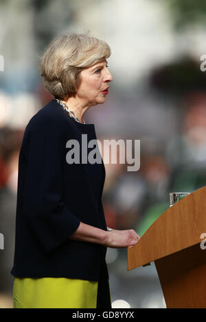 London, UK. 13. Juli 2016. Premierminister Theresa May macht ihrer Ankunft Rede an Nummer 10 Downing Street. Theresa Mai offiziell der neue Premierminister nach einem Treffen mit HM Königin Elizabeth II. im Buckingham Palace geworden. Theresa Mai wird die zweite Frau in Großbritannien Premierminister, Margaret Thatcher war der erste. David Cameron ließ Nummer 10 Downing Street mit Frau Samantha und ihre Kinder, kurze Zeit zuvor.  Bildnachweis: Paul Marriott/Alamy Live-Nachrichten Stockfoto