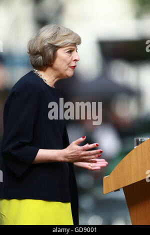 London, UK. 13. Juli 2016. Premierminister Theresa May macht ihrer Ankunft Rede an Nummer 10 Downing Street. Theresa Mai offiziell der neue Premierminister nach einem Treffen mit HM Königin Elizabeth II. im Buckingham Palace geworden. Theresa Mai wird die zweite Frau in Großbritannien Premierminister, Margaret Thatcher war der erste. David Cameron ließ Nummer 10 Downing Street mit Frau Samantha und ihre Kinder, kurze Zeit zuvor.  Bildnachweis: Paul Marriott/Alamy Live-Nachrichten Stockfoto