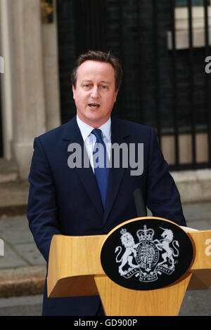 London, UK. 13. Juli 2016. David Cameron hält seinen scheidenden Rede außerhalb Nummer 10 Downing Street mit Frau Samantha und ihre Kinder, als er es zum letzten Mal als Premierminister nach seinem Rücktritt seine Position nach dem EU-Referendum geht. Laufe des Tages kann Theresa als der neue Premierminister nach einem Treffen mit HM Königin Elizabeth II. im Buckingham Palace installiert wird. Theresa Mai wird die zweite Frau in Großbritannien Premierminister, Margaret Thatcher war der erste.  Bildnachweis: Paul Marriott/Alamy Live-Nachrichten Stockfoto