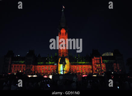 Ottawa, Kanada. 13. Juli 2016.   Northern Lights eine zweisprachige Show präsentiert jede Nacht in Parliament Hill, Klang und Licht ist eine spannende thematische Reise durch Kanadas Geschichte. Kombination von Fett Digitaltechnik die architektonische Pracht der Parlamentsgebäude, beleuchtet die Show kanadischen Geschichten der Nationenbildung, Partnerschaft, Entdeckung, Mut, stolz und Vision im Herzen unseres Landes.  Foto: KADRI Mohamed / IMAGESPIC / Alamy Live News Stockfoto