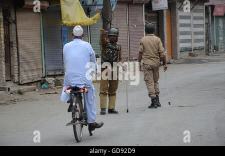 Srinagar, indische verabreicht Kaschmir. 14. Juli 2016. Indische Soldaten stoppt Kashmiri Radfahrer während der Ausgangssperre nach den Tötungen von 39 Kaschmir durch Regierungstruppen in Humhama am Stadtrand von Srinagar, Indien. Heftige Proteste in Kaschmir über die Ermordung eines jungen Rebellen Kommandanten Burhan Wan hat mindestens 39 Menschen das Leben gekostet und über Touusands verwundet, seit letztem Freitag. Es ist die schlimmste Gewalt im Bereich seit 2010. Bildnachweis: Sofi Suhail/Alamy Live-Nachrichten Stockfoto