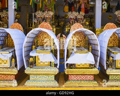 Ubud, Bali, Indonesien. 14. Juli 2016. Kleine Särge mit den letzten Resten der Menschen, die in einer großen öffentlichen Zeremonie auf dem Display in Ubud eingeäschert werden. Menschen vor Ort in Ubud die Überreste von Familienmitgliedern exhumiert und verbrannt ihre Überreste in einer Masse Einäscherung Zeremonie Mittwoch. Donnerstag verbrachte er am Samstag-Zeremonie, die die Feuerbestattung schließt Vorbereitung. Fast 100 Menschen werden verbrannt und in die größte Masse Einäscherung in Bali in Jahren diese Woche bestattet. Die meisten Menschen auf Bali sind Hindus. Traditionelle Feuerbestattungen in Bali sind sehr teuer, so dass Gemeinden in der Regel eine Messe halten Stockfoto