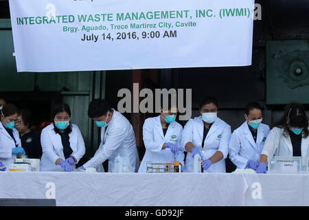 Provinz Cavite, Philippinen. 14. Juli 2016. Mitarbeiter der Laborservice aus philippinischen Drug Enforcement Agency (PDEA) Proben von Methamphetamin-Hydrochlorid, lokal namens "Shabu" während der Zerstörung von beschlagnahmten illegalen Drogen in der Provinz Cavite, Philippinen, 14. Juli 2016. Die Philippinen zerstört 1,77 Milliarden philippinischen Pesos (ca. 38 Millionen US-Dollar) Wert von verschiedenen gefährlichen Drogen in einer Bemühung von der philippinischen Regierung Kampagne gegen illegale Drogen. Bildnachweis: Rouelle Umali/Xinhua/Alamy Live-Nachrichten Stockfoto