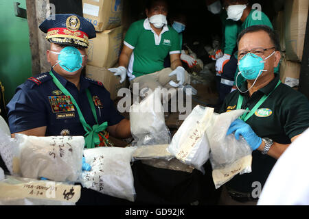 Provinz Cavite, Philippinen. 14. Juli 2016. Philippine Drug Enforcement Agency (PDEA) Director General Isidro Lapena (R) und Philippine National Police (PNP) Chief Ronald Dela Rosa halten Taschen von Methamphetamin-Hydrochlorid, lokal namens "Shabu" während der Zerstörung von beschlagnahmten illegalen Drogen in der Provinz Cavite, Philippinen, 14. Juli 2016. Die Philippinen zerstört 1,77 Milliarden philippinischen Pesos (ca. 38 Millionen US-Dollar) Wert von verschiedenen gefährlichen Drogen in einer Bemühung von der philippinischen Regierung Kampagne gegen illegale Drogen. Bildnachweis: Rouelle Umali/Xinhua/Alamy Live-Nachrichten Stockfoto