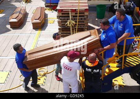 Messina, Sizilien. 14. Juli 2016. Die vier Leichen geborgen von einer humanitären Gruppe am vergangenen Dienstag aus einem überfüllten Holzboot im Mittelmeer auf dem Weg nach Italien aus Libyen sind heute Morgen schließlich im Hafen von Messina in Sizilien landeten. (Donnerstag) Die Toten waren alle aus Eritrea, erstickt unter Deck, sagte der Malta-basierte Migrant Offshore-Hilfe-Station, deren Rettungsschiff der Operation durchgeführt. @ Adam Alexander/Alamy Live-Nachrichten. Stockfoto