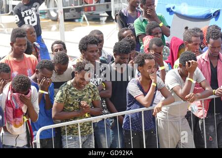 Messina, Sizilien. 14. Juli 2016. Die vier Leichen geborgen von einer humanitären Gruppe am vergangenen Dienstag aus einem überfüllten Holzboot im Mittelmeer auf dem Weg nach Italien aus Libyen sind heute Morgen schließlich im Hafen von Messina in Sizilien landeten. (Donnerstag) Die Toten waren alle aus Eritrea, erstickt unter Deck, sagte der Malta-basierte Migrant Offshore-Hilfe-Station, deren Rettungsschiff der Operation durchgeführt. @ Adam Alexander/Alamy Live-Nachrichten. Stockfoto