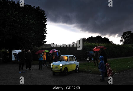 Hannover, Deutschland. 13. Juli 2016. Eine Taucher Figur sitzt in einem überschwemmten Auto als Teil einer Performance des Künstlers "Exoot" bei der Premiere von "Kleines Fest Im Grossen Garten" in den Herrenhäuser Gärten in Hannover, Deutschland, 13. Juli 2016. Eine Gewitter mit Blitz und Donner, Regen und Sturm verursacht die Beendigung des ersten abends des Kunstfestivals. Foto: Julian Stratenschulte/Dpa/Alamy Live News Stockfoto