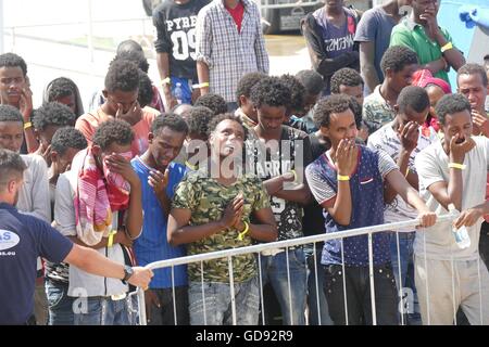 Messina, Sizilien. 14. Juli 2016. Die vier Leichen geborgen von einer humanitären Gruppe am vergangenen Dienstag aus einem überfüllten Holzboot im Mittelmeer auf dem Weg nach Italien aus Libyen sind heute Morgen schließlich im Hafen von Messina in Sizilien landeten. (Donnerstag) Die Toten waren alle aus Eritrea, erstickt unter Deck, sagte der Malta-basierte Migrant Offshore-Hilfe-Station, deren Rettungsschiff der Operation durchgeführt. @ Adam Alexander/Alamy Live-Nachrichten. Stockfoto