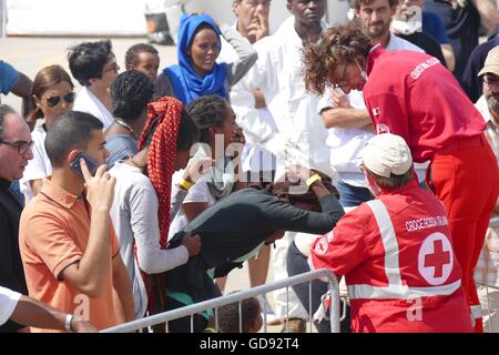 Messina, Sizilien. 14. Juli 2016. Die vier Leichen geborgen von einer humanitären Gruppe am vergangenen Dienstag aus einem überfüllten Holzboot im Mittelmeer auf dem Weg nach Italien aus Libyen sind heute Morgen schließlich im Hafen von Messina in Sizilien landeten. (Donnerstag) Die Toten waren alle aus Eritrea, erstickt unter Deck, sagte der Malta-basierte Migrant Offshore-Hilfe-Station, deren Rettungsschiff der Operation durchgeführt. @ Adam Alexander/Alamy Live-Nachrichten. Stockfoto