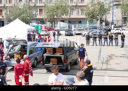 Messina, Sizilien. 14. Juli 2016. Die vier Leichen geborgen von einer humanitären Gruppe am vergangenen Dienstag aus einem überfüllten Holzboot im Mittelmeer auf dem Weg nach Italien aus Libyen sind heute Morgen schließlich im Hafen von Messina in Sizilien landeten. (Donnerstag) Die Toten waren alle aus Eritrea, erstickt unter Deck, sagte der Malta-basierte Migrant Offshore-Hilfe-Station, deren Rettungsschiff der Operation durchgeführt. @ Adam Alexander/Alamy Live-Nachrichten. Stockfoto