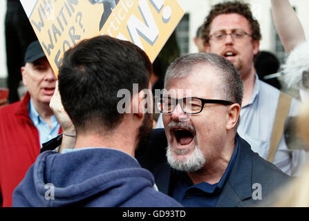 London, UK. 13. Juli 2016. Austritt und bleiben Fans Zusammenstoß/demonstrieren gegenüberliegende Downing Street am ersten Tag als Premierminister von Theresa May. Bildnachweis: Auge allgegenwärtigen/Alamy Live-Nachrichten Stockfoto